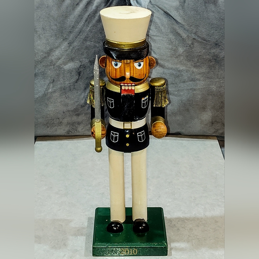 LIMITED EDITION HAND CRAFTED WOOD MILTARY SOLIDER HOLIDAY NUT CRACKER #62 OF 472